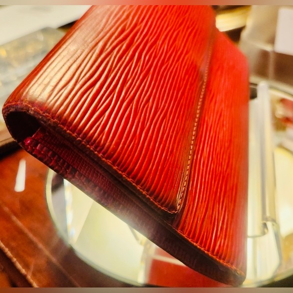 Authentic Louis Vuitton Vintage long red epi wallet. In great used condition. - Picture 6 of 10